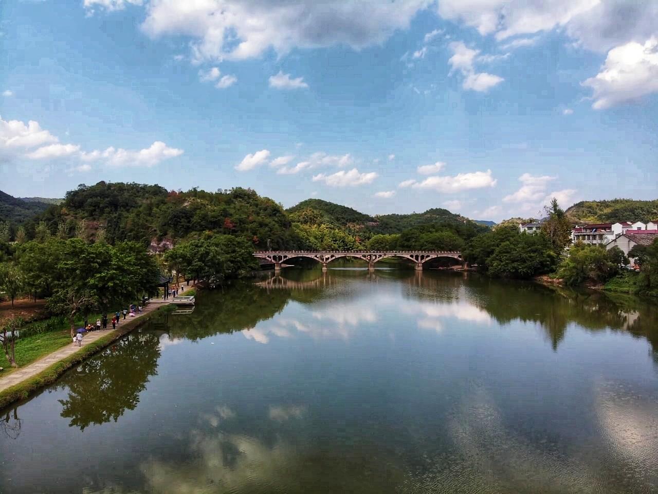 仙都景區(qū)朱潭山