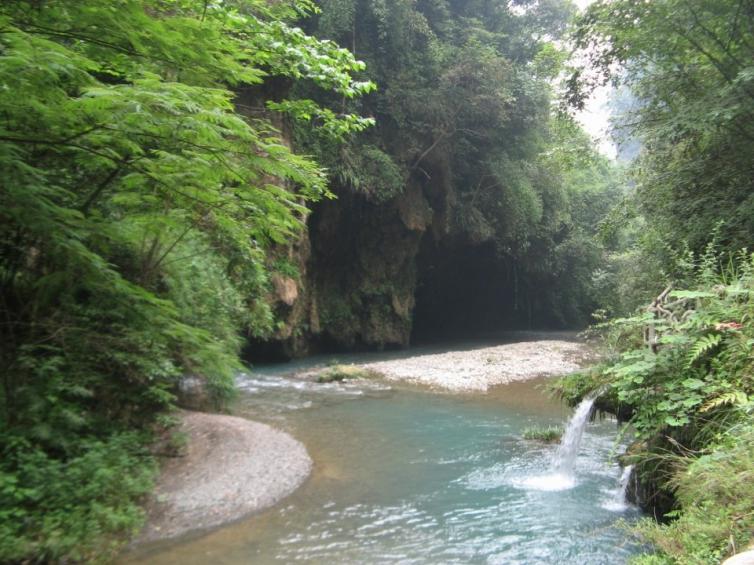 黄水龙潭瀑布位于防城区十万山瑶族乡观音庙.