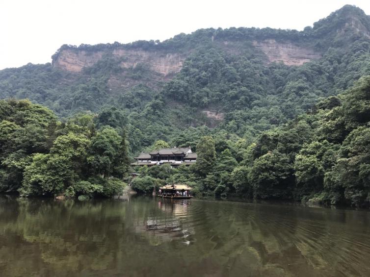 故此得名;它与峨眉山,青城山,缙云山荣列巴蜀四大名山之一