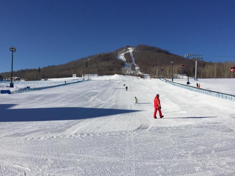 滑雪场地处长白山自然保护区原始森林中,位于吉林省安图县二道白河镇