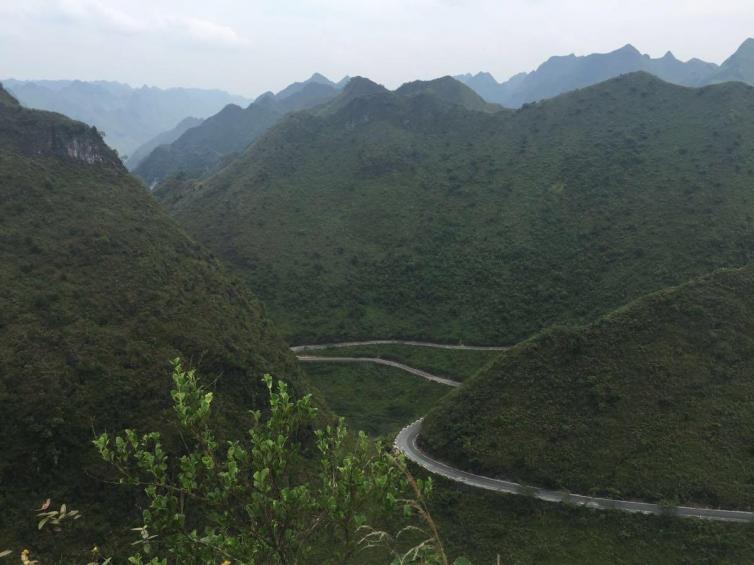 七百弄盘山公路蜿蜒曲折,时而峰回路转,时而直冲而上,一路风景