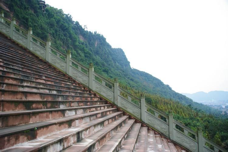 西蜀天梯是雅安近年修建,位于雅安著名景点金凤寺山麓.