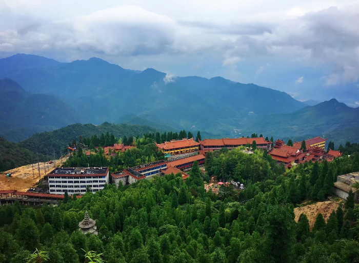 天宫山位于龙岩江山乡和雁石乡交界处,是闽西宗教旅游胜地.