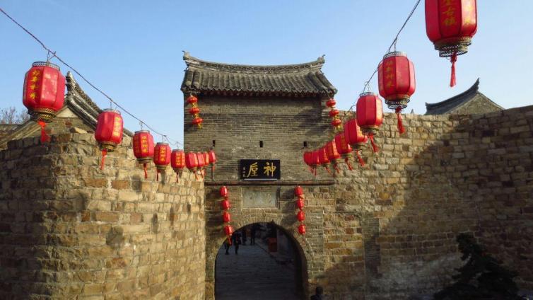 神垕地处伏牛山余脉,山川秀美,境内名胜古迹众多,灵泉寺,花戏楼