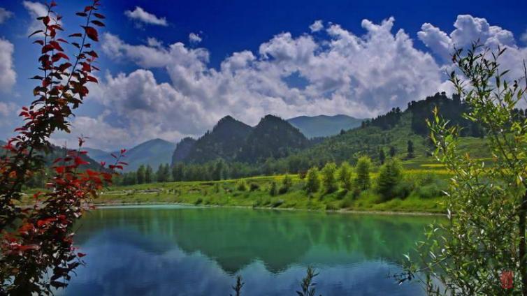 由松鸣岩风景名胜古迹区,药水峡水上游乐区,八路沟高山植物园区,槐山
