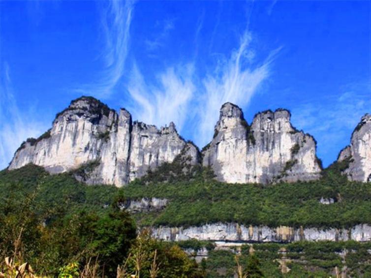 锦屏峰又名转转岩,是金佛山喀期特峰丛地貌最为精彩壮观之地.