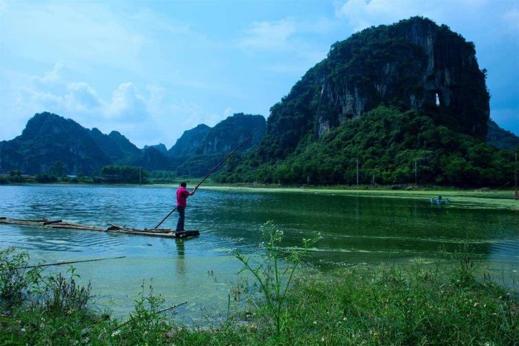 属亚热带季风区,旅游资源丰富.兴业县山川秀丽,山峦