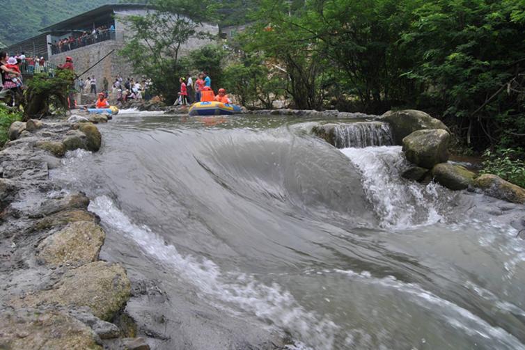 是桂中南地区新开发的激情,够爽,安全的漂流旅游景区,距离宾阳县城约