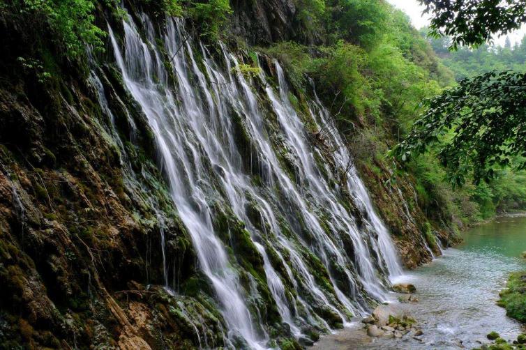 龙洞和黄村坝田园五大景区和一百多个景点组成,峡谷总长度十余公里