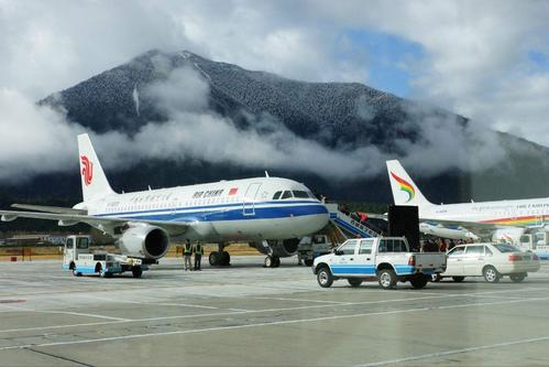 拉萨贡嘎机场位于西藏自治区山南地区贡嘎县甲竹林镇,坐落在壮丽的