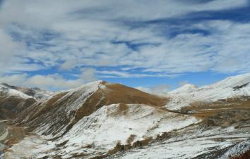 提及西藏自驾游你最先想起的是什么，高山？湖泊？藏传佛教？