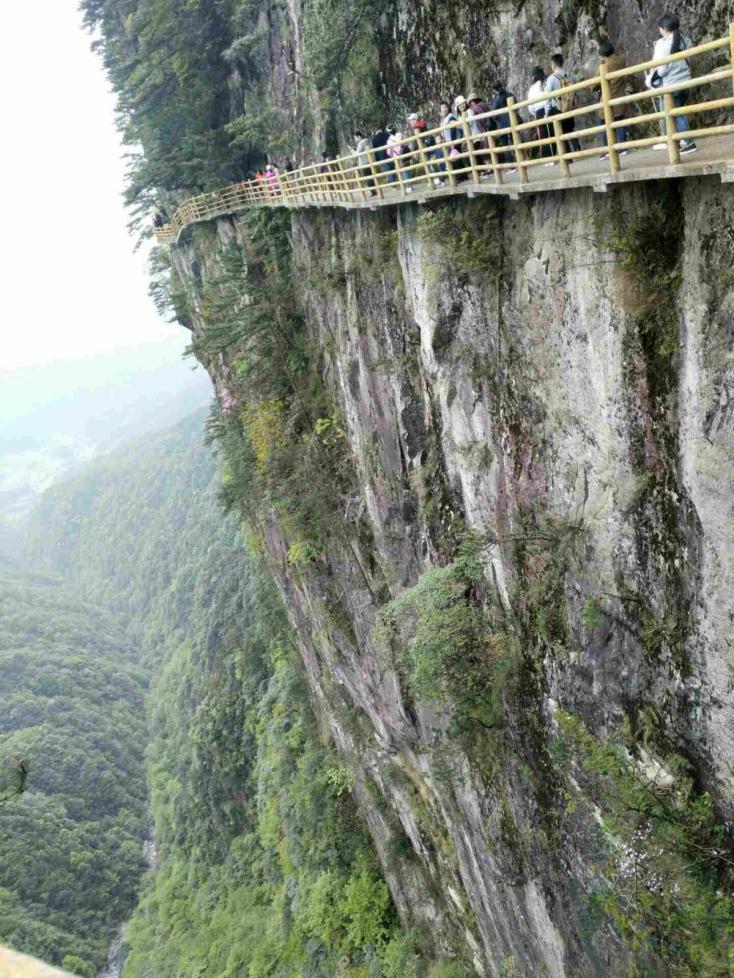 9:00出发前往位于江西宜春袁州区明月山景区,是国家级风景名胜区.