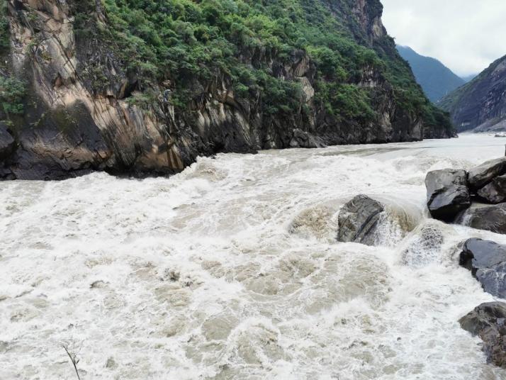 香格里拉虎跳峽香格里拉段圖片