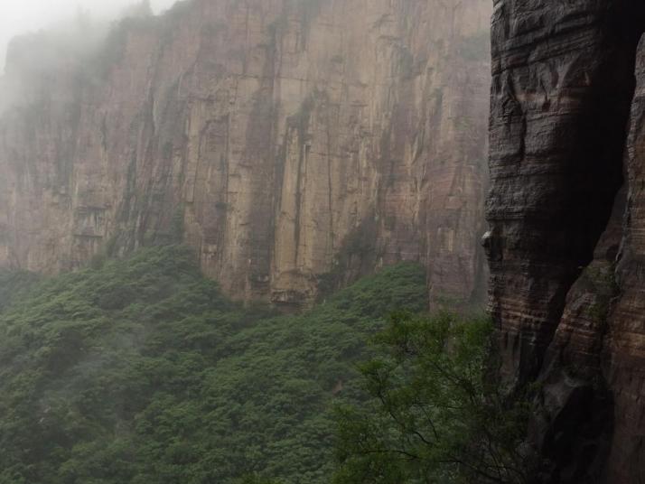 辉县红岩大峡谷好玩吗