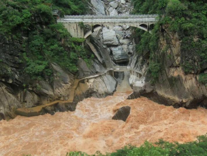 香格里拉虎跳峡香格里拉段图片