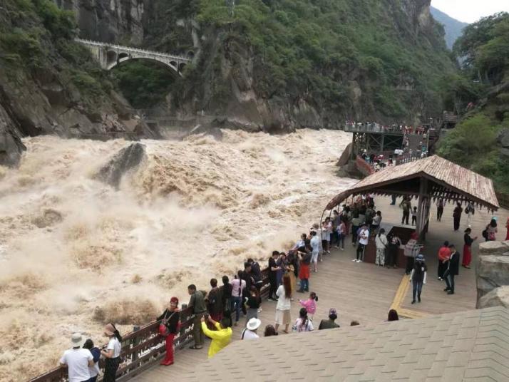 香格里拉虎跳峡香格里拉段好玩吗