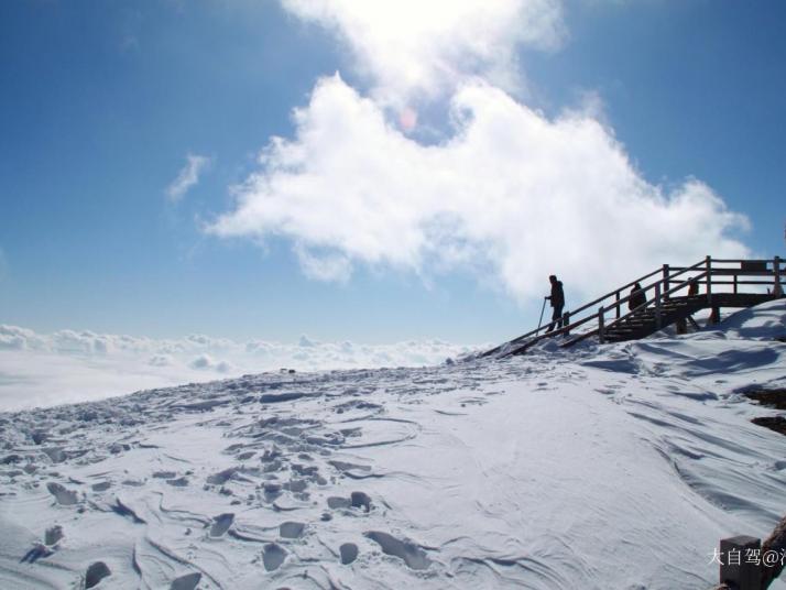 香格里拉石卡雪山好玩嗎