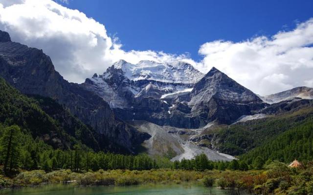 武汉出发稻城亚丁8天自驾游:丹巴甲居藏寨-雅拉雪山-稻城亚丁8天自驾游