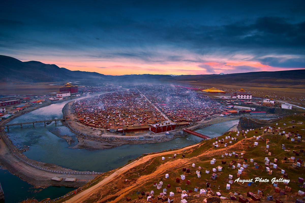 成都集合10日自驾游：色达+丹巴+四姑娘山+川藏线+新都桥秘境梨花探寻之旅