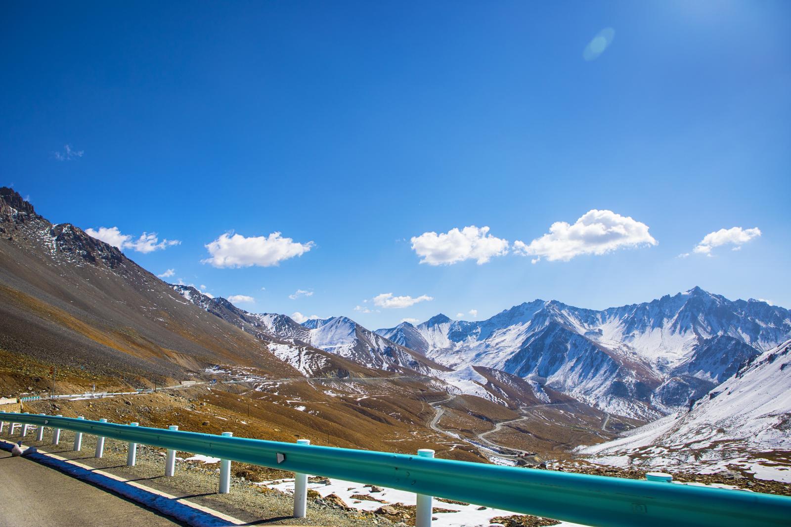 乌鲁木齐出发南疆北疆19日自驾游：喀纳斯-喀什-温宿大峡谷-禾木-可可托海-魔鬼城