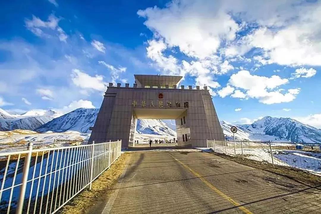 烏魯木齊集合8日南疆落地自駕游：帕米爾-獨庫公路-喀什-巴音郭楞8日落地自駕游（含機票）