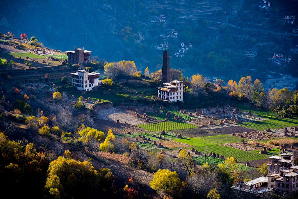 成都集合色达亚丁11日自驾游：中路藏寨-四姑娘山双桥沟-稻城亚丁-新都桥