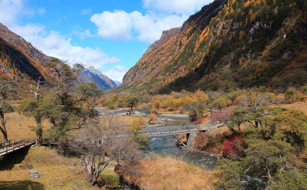 北京出發(fā)四川8日落地自駕游：四姑娘山-畢棚溝-米亞羅看紅葉8日自駕游