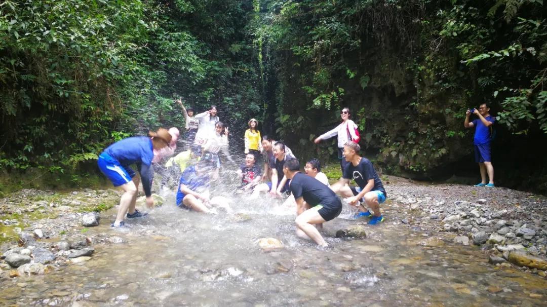 贵州十二背后集合溯溪徒步2自驾游：溯溪徒步-游船-戏水-竹筏-烧烤-一线天探索秘境2日自驾游