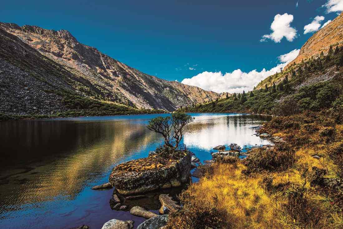 成都出发川西4日自驾游：九龙伍须海-神秘猎塔湖-摄影天堂新都桥-日鲁库大草原4日自驾