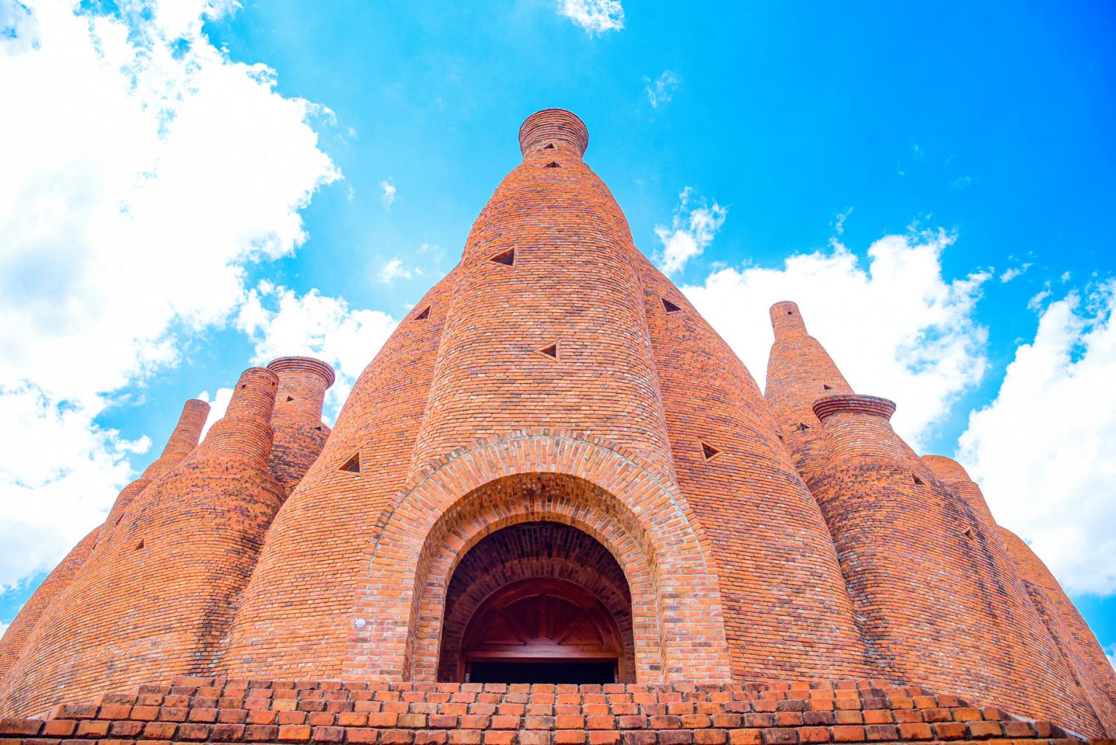 成都出發(fā)云南7日自駕：撫仙湖-元謀土林-彌勒東風(fēng)韻-建水古城-建水小火車7日自駕游