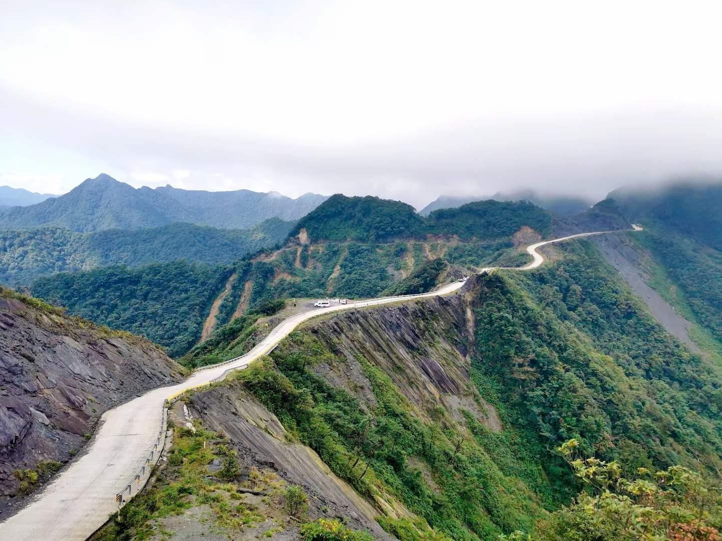 重慶出發(fā)周邊黔江石柱3日自駕路書：網(wǎng)紅刀背梁-小南海-土家十三寨3日自駕