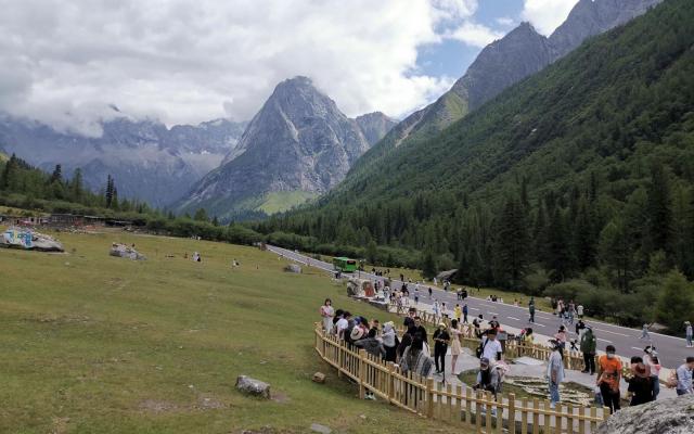 成都重庆出发川西5日自驾游:川西秋色漫步四姑娘山-雅拉雪山-墨石公园-贡嘎雪山5川西自驾游