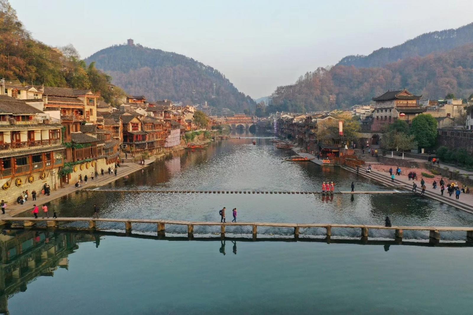 濟(jì)南出發(fā)湖南湘西6日自駕游：湘西芙蓉鎮(zhèn)-鳳凰古城-墨戎苗寨-岳陽樓-武漢東湖梅園6日自駕游