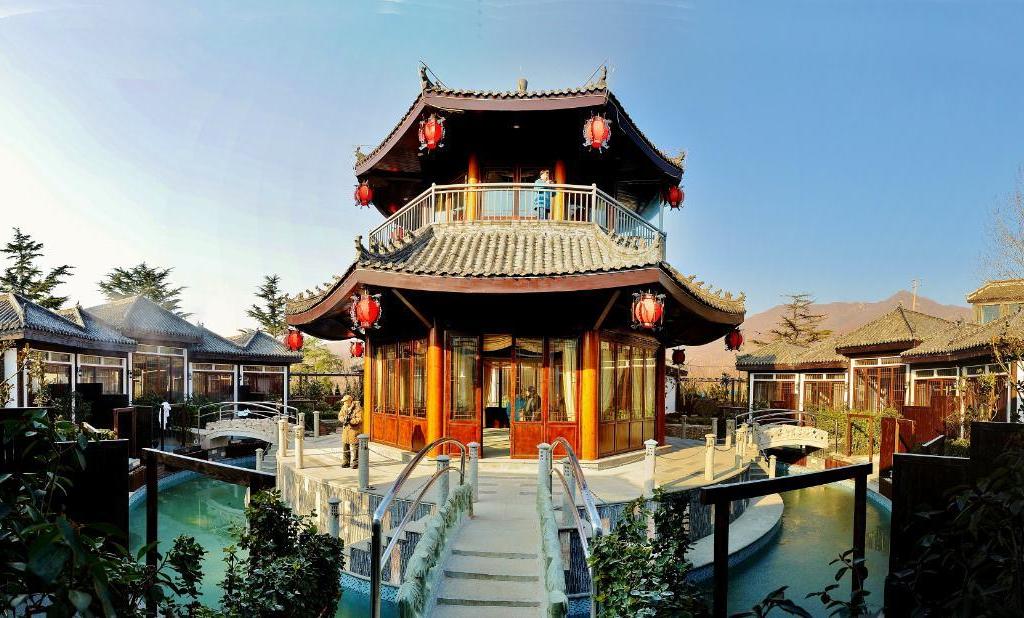 旅游景点十分丰富,有崮山,艾山,太虚宫,唐山硼风电,英灵山烈士园,牙山