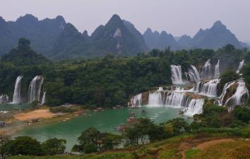 广东出发广西中越边境6日自驾游：巴马长寿乡-延边公路-德天瀑布-通灵大峡谷-北海6日自驾游-游推荐