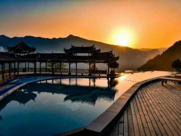 长沙出发怀化溆浦2日自驾游：访百年枫香瑶寨，游空中瑶池，思蒙十里丹霞