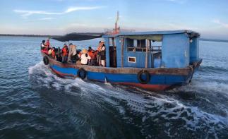 ?？诩?日海南環(huán)島自駕游：文昌石頭公園-呆呆島-三亞帆船出海-千年古鹽田漁村拜大年自駕游
