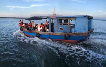 ?？诩?日海南環(huán)島自駕游：文昌石頭公園-呆呆島-三亞帆船出海-千年古鹽田漁村拜大年-游推薦