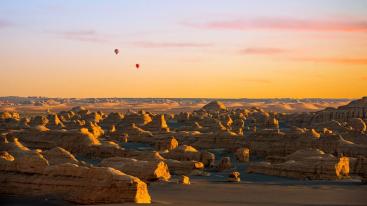 成都出发西北/北疆18日环线自驾：莫高窟-鸣沙山-火焰山-魔鬼城-那拉提18日自驾游-推荐