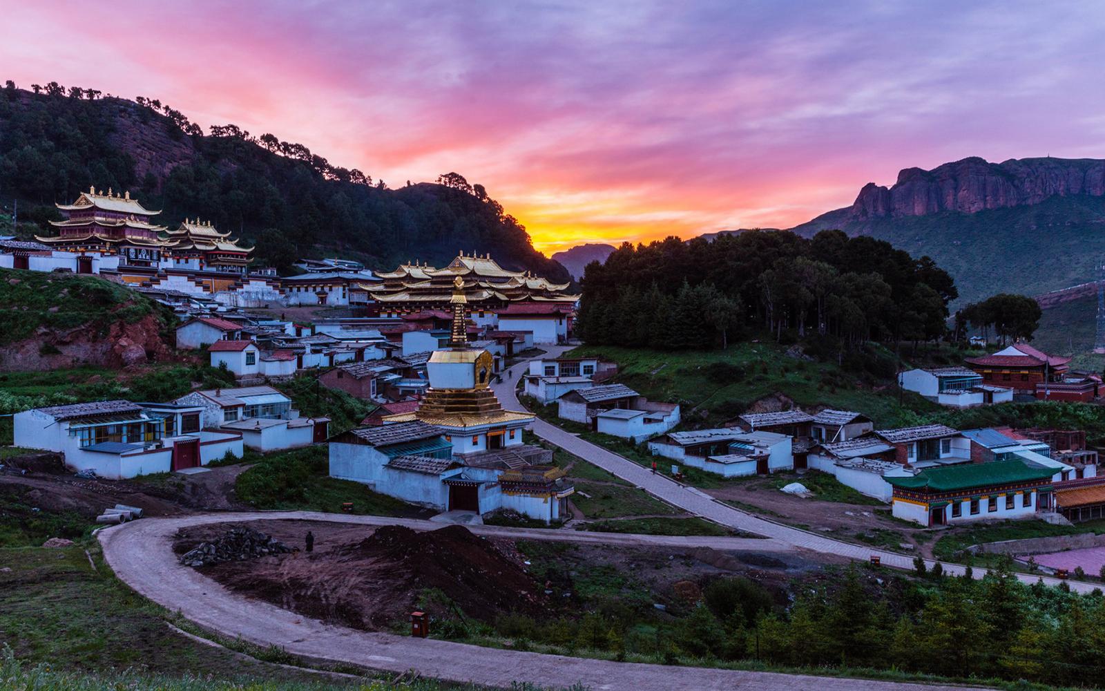 兰州集结探秘九色香巴拉8日落地自驾游：色达佛国-莲宝叶则-若尔盖-扎尕那8日探秘香巴拉之旅自驾游