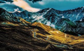 烏魯木齊出發(fā)獨(dú)庫公路8日自駕游:獨(dú)庫公路-巴音布魯克-博斯騰湖-葡萄溝8日自駕游自駕游