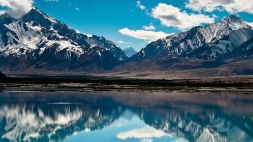 乌鲁木齐出发南疆14日落地自驾游:博斯腾湖-库车大峡谷-喀什老城-沙漠公路14日自驾游-推荐