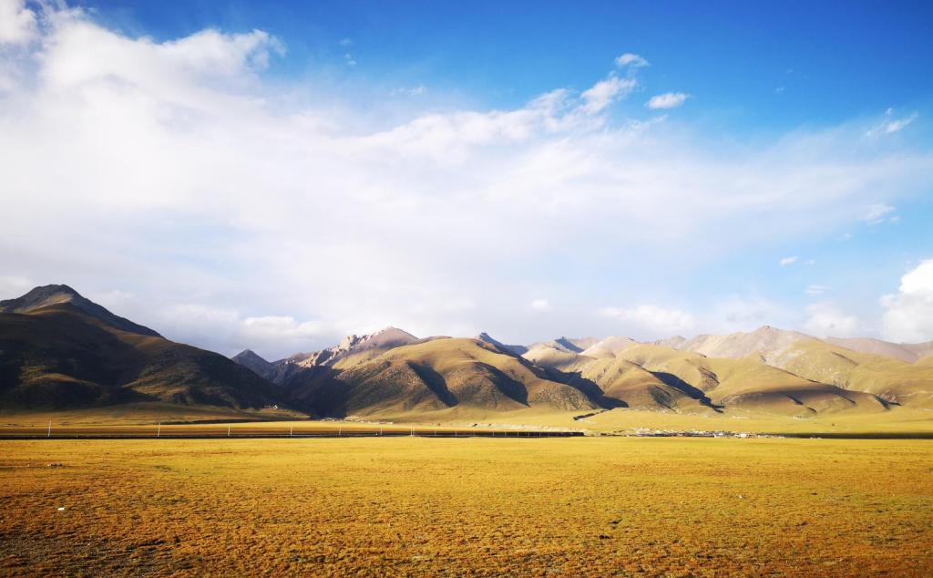 拉萨集合新疆阿里18日落地自驾游：珠穆朗玛峰-独库公路-塔克拉玛干沙漠18日新藏大环线