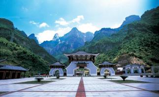 西安出发贵州湖南8日自驾游：西江千户苗寨-芙蓉镇-张家界-黄龙洞8日自驾游自驾游