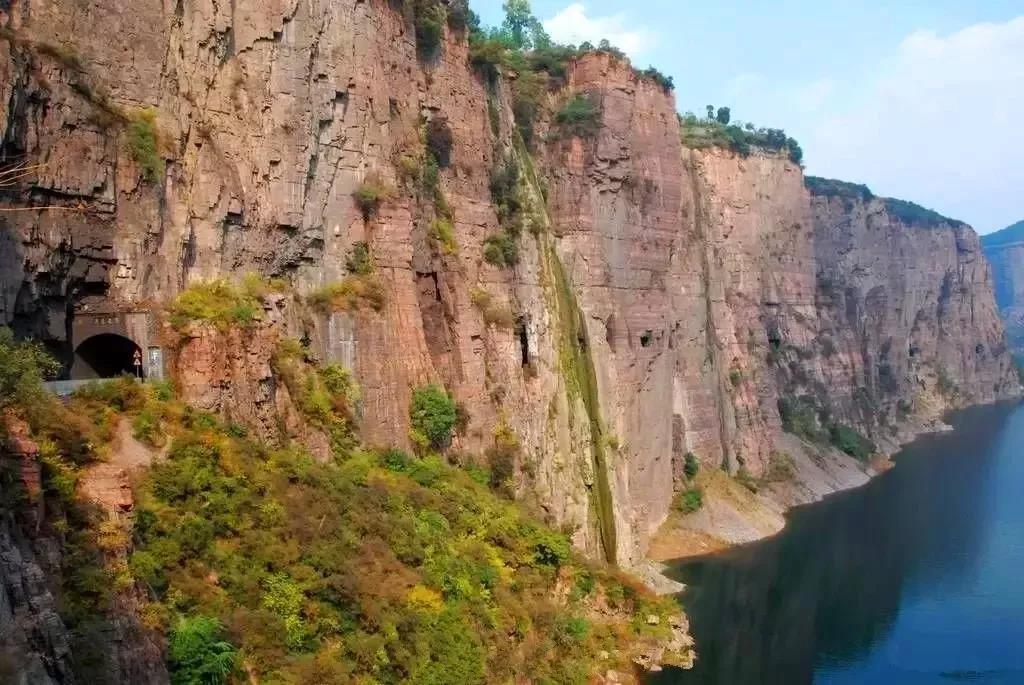 辉县集合南太行挂壁公路3日自驾游：崖上飞车穿越5大挂壁-跨越中原第一玻璃桥自驾游