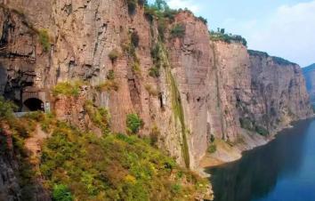 輝縣集合南太行掛壁公路3日自駕游：崖上飛車穿越5大掛壁-跨越中原第一玻璃橋-游推薦