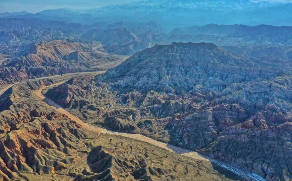 银川集合6日宁夏沙漠越野自驾游：巴尔斯圣山-外星谷-腾格里沙漠-天鹅湖沙漠越野-沙漠公路