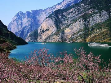 重庆周边自驾4日游：城口赏九重花岭-穿越大巴山-兰英大峡谷-眺望三峡之巅4日自驾游
