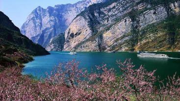 重庆周边自驾4日游：城口赏九重花岭-穿越大巴山-兰英大峡谷-眺望三峡之巅4日自驾游-推荐