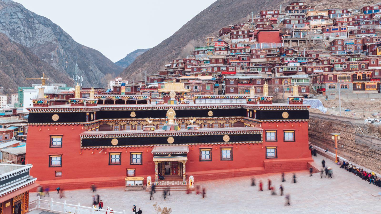 成都出发甘孜环线7日自驾：色达东嘎寺-措卡湖-玉隆拉措-德格印经院-松格玛尼石经城7日自驾游自驾游